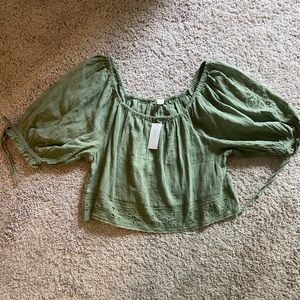 NWT AMERICAN EAGLE PUFF SLEEVE TOP